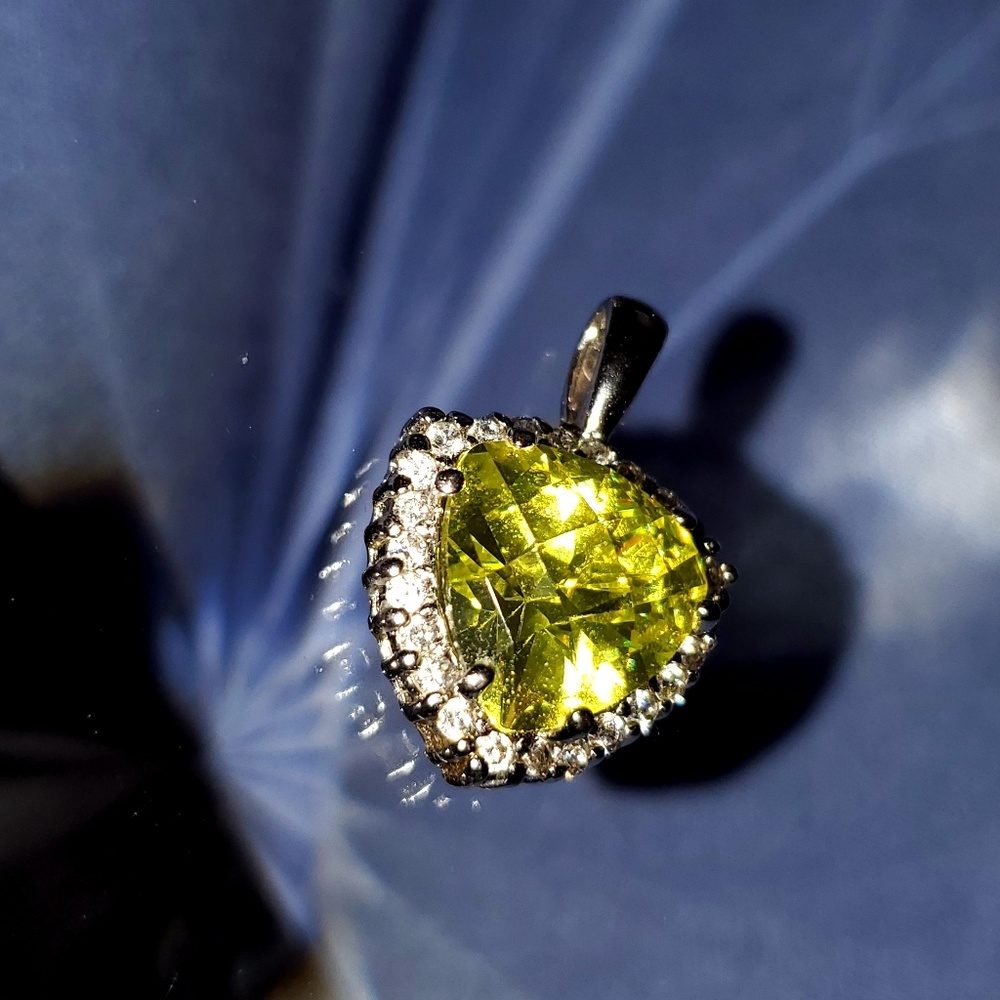 Peridot Diamond Pendant - Picture 3 of 8